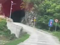 Tunel drogowy pod górą