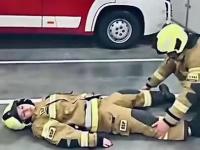 Jak wynosić człowieka z pożaru? Prezentują strażacy z OSP