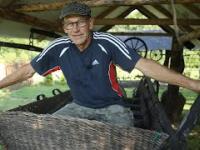 Człowiek, który zbiera stare maszyny rolnicze