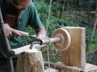 Robienie drewnianej misaki na tokarce z napędem strunowym