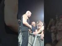 Wokalista zespołu Disturbed przerywa koncert i Rusza na pomoc zapłakanej dziewczynce
