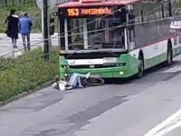 Rowerzystka wjechała wprost pod autobus. Wszystko nagrała kamera