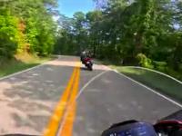 Motocyklowa jedzie przez skróty w pięknych okolicznościach przyrody