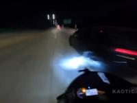 Motocyklistka uderza w samochód i spada z motoru przy prędkości prawie 200km/h