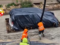 Samochód zastawiony na mur beton podczas remontu łódzkiej ulicy