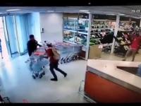 Pracownik sklepu precyzyjnym rzutem butelką coli nokautuje złodzieja