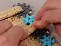 Lego w rękach kreatywnej osoby