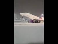Samolot miał lecieć na szczyt klimatyczny, ale przymarzł do płyty lotniska