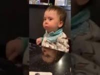 Dziecko po raz pierwszy smakuje jalapeno