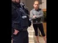 Agresywny policjant grozi sądem i wytrąca telefon z ręki