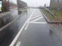 Groźny wjazd do Wieliczki. Kierowcy niszczą felgi na ścieżce rowerowej