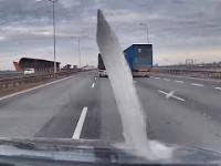 Lód spadający z ciężarówki wbija się w osobówkę