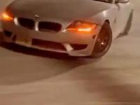 Driftowanie BMW Z4 w pustym magazynie