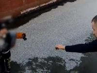 Pod 9-latkiem załamał się lód. Przerażonemu dziecku pomogli przechodnie i policjanci