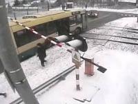 Dramatyczna ucieczka pasażerów z autobusu który utknął na przejeździe kolejowym