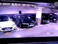 Tesla spokojnie zaparkowana na podziemnym parkingu