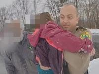 Policjantka ratuje dziecko ze stawu
