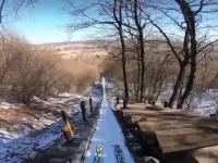 Amatorski skok na skoczni narciarskiej