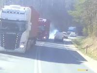 Moment zderzenia ciężarówek koło Miechucina