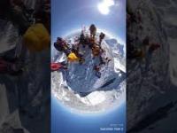 Widok z ze szczytu Mount Everest z kamery 360°