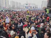Odważni ludzie na pogrzebie Nawalnego w Moskwie