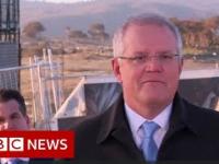 Australijczyk prosi premiera i dziennikarzy o zejście z trawnika