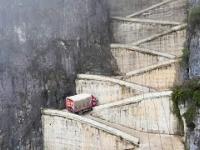 Ciekawa wspinaczka ciężarówką na górskiej drodze w Chinach