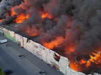 Pożar na terenie centrum handlowego w Warszawie, 50 zastępów straży pożarnej walczy z ogniem