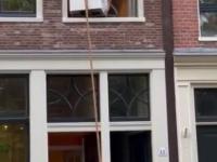 Wynoszenie pralki z okna, gdzieś w Amsterdamie