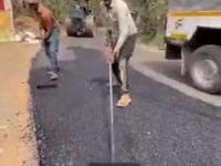 Tak wygląda asfaltowanie drogi w Indiach