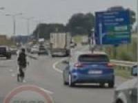 Rowerzysta na autostradzie A4, obwodnica Krakowa