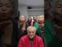 Radny Mariusz Kalinowski i Filipinki